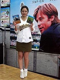 ユニフォーム姿でご満悦。元野球部マネージャーの磯山さやか「マネーボール」