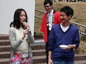 流し餃子キャッチに成功し喜ぶ戸田と加瀬「劇場版 SPEC 天」
