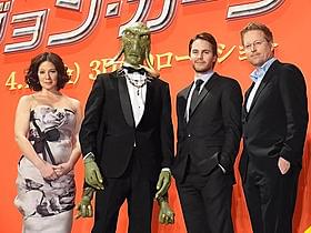 (左より)リン・コリンズ、“サーク族”に扮したJOY、 テイラー・キッチュ、アンドリュー・スタントン監督「スター・ウォーズ」