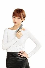 キュートな捜査官に扮した篠田麻里子「ボーン・アイデンティティー」