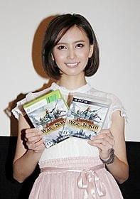 ゲーム版「ロード・オブ・ザ・リング」をアピールする加藤夏希「ロード・オブ・ザ・リング」