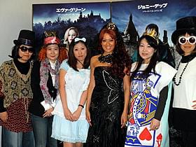 早くも熱気にあふれていた、コスプレ来場のファンたちとLiLiCo「ダーク・シャドウ」
