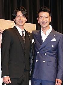 笑顔を見せる吉沢悠とペ・スビン「道 白磁の人」