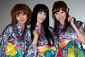 プライベートでも仲が良いという (左から)木口亜矢、森下悠里、秋山莉奈「映画版 ふたりエッチ トリプル・ラブ&ラブフォーエバー」
