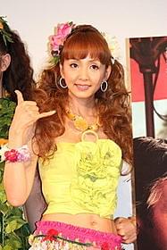 ハワイ風衣装で登場した神田うの「ファミリー・ツリー」