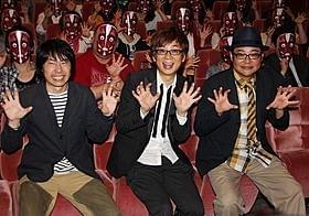 “キュンストレーキ”と記念撮影した竹清仁監督、山寺宏一、田口浩正「放課後ミッドナイターズ」