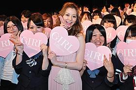女子高生たちに囲まれる香里奈「ガール」