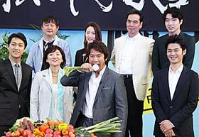 カブにかじりついた内野聖陽と「臨場」キャスト陣「臨場 劇場版」