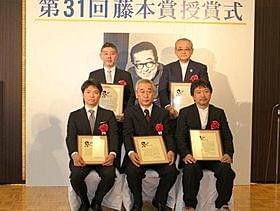 藤本賞を受賞した新藤次郎氏(中央)ら「ヒミズ」