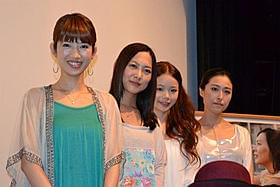 笑顔で舞台挨拶に立った谷村美月(左から2人目)ら「東京無印女子物語」