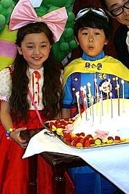 豪華誕生日会に出席した鈴木福くんと谷花音ちゃん「しゃぼん玉」