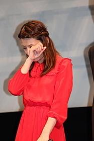 感極まり涙をぬぐう加藤あい「海猿」