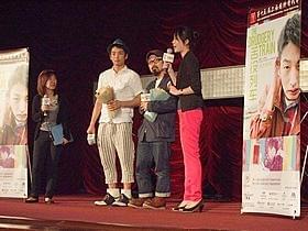 舞台挨拶に立った森山未來と山下敦弘監督「苦役列車」