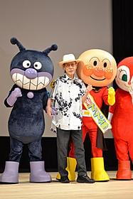 やなせたかし氏とアンパンマンたち「それいけ!アンパンマン よみがえれ バナナ島」