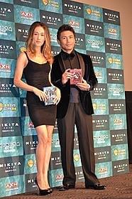 抜群のスタイルを披露したマギー・Qと魔裟斗「ニキータ」