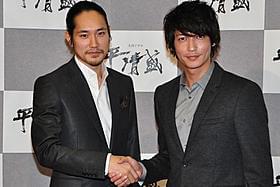 固い握手を交わした松山ケンイチと玉木宏