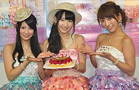 手作りのイチゴタルトにご機嫌の柏木由紀(中央)と 高城亜樹、倉持明日香「フレンチ・キス」