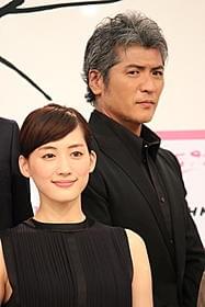 西郷隆盛を演じる吉川晃司と主演の綾瀬はるか