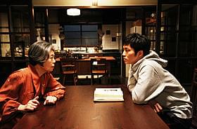 むせび泣く樹木希林の肩を松坂桃李が支えるシーンも「ツナグ」