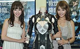 笑顔の秋山莉奈(左)と明日花キララ「アイアンガール」