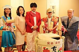 決起集会に出席した森崎東監督(右から2人目)、 原田貴和子(左から2人目)ら「ペコロスの母に会いに行く」