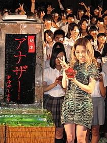 眼帯姿の学生200人と記念撮影をした加藤ミリヤ「Another アナザー」