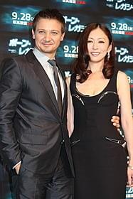 「ボーン・レガシー」完成披露に出席した ジェレミー・レナーと松雪泰子「ボーン」