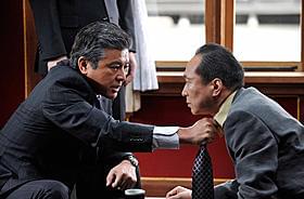 三浦友和演じる山王会会長と小日向文世扮する片岡刑事「アウトレイジ」
