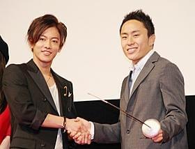 固い握手を交わした佐藤健と太田雄貴選手「るろうに剣心」