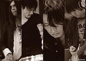 今作のため特別に結成された「I'M FLASH! BAND」「I'M FLASH!」