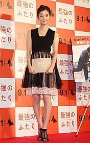ワンピース姿を披露した佐々木希「最強のふたり」