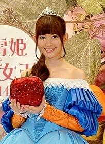 リンゴを手にほほ笑む小嶋陽菜「白雪姫」