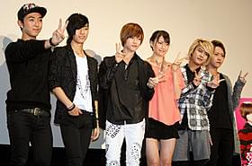 舞台挨拶に立った(左から)ヒョンミン、 ジェイ、カラム、大野いと、インジュン、ミカ「愛を歌うより俺に溺れろ!」