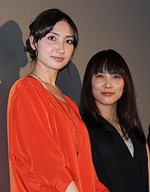舞台挨拶に立った谷村美月(右)と 応援に駆けつけた香椎由宇「トリハダ 劇場版」