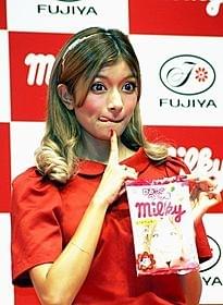 スギちゃんのお見舞いへ行くことを 明かしたローラ
