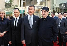 セルジュ・ロジーク氏とレッドカーペットを歩く高倉健「あなたへ」