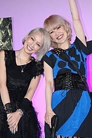 仲良く2ショットを披露した中島美嘉と松嶋尚美「バイオハザード」