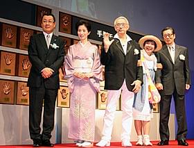 除幕を行った日活の佐藤直樹社長、宍戸錠、松原智恵子ら「キューポラのある街」