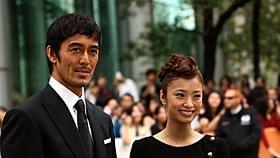 レッドカーペットを練り歩いた阿部寛と上戸彩「テルマエ・ロマエ」