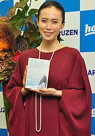 笑みを浮かべる中谷美紀「嫌われ松子の一生」