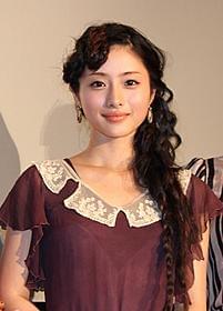 宮迫の奇行を暴露した石原さとみ「乳房」