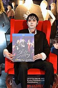 バンパイアのバーナバスに扮してご満悦の アンガールズ・田中「ダーク・シャドウ」