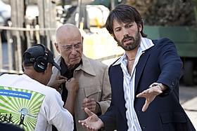 アラン・アーキンを演出中のベン・アフレック監督(右)「アルゴ」