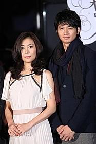 パリで恋に落ちるカップルを演じる中山美穂と向井理「新しい靴を買わなくちゃ」