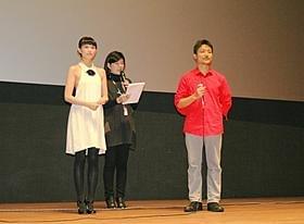 舞台挨拶に立った臼田あさ美と舩橋淳監督「桜並木の満開の下に」