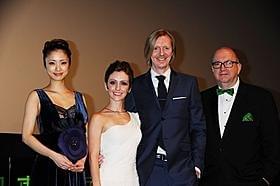 幸せオーラ満開の上戸彩と「シルク・ドゥ・ソレイユ3D」チーム「シルク・ドゥ・ソレイユ3D 彼方からの物語」