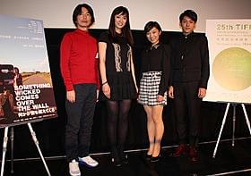 「何かが壁を越えてくる」舞台挨拶の様子「何かが壁を越えてくる」