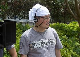 「クロユリ団地」撮影中の中田秀夫監督「クロユリ団地」