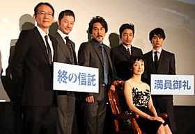 紅一点の草刈民代を囲む(左から)周防正行監督、 浅野忠信、役所広司、大沢たかお、細田よしひこ「終の信託」