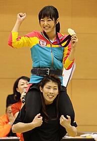 吉田沙保里に肩車され笑顔の井上真央「綱引いちゃった!」